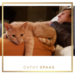 Cathy's man met kat op schoot